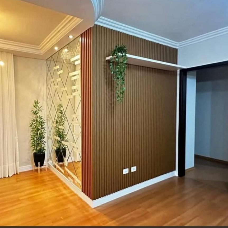 Painel ripado em sala